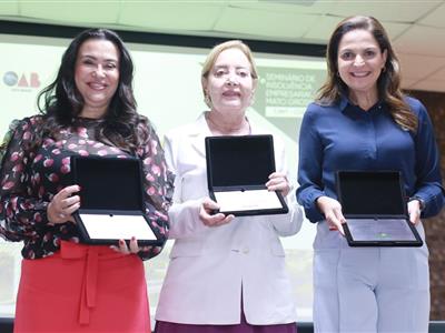 Foto da Notícia: Presidente da OAB-MT, Gisela Cardoso é homenageada no 1º Seminário de Insolvência Empresarial